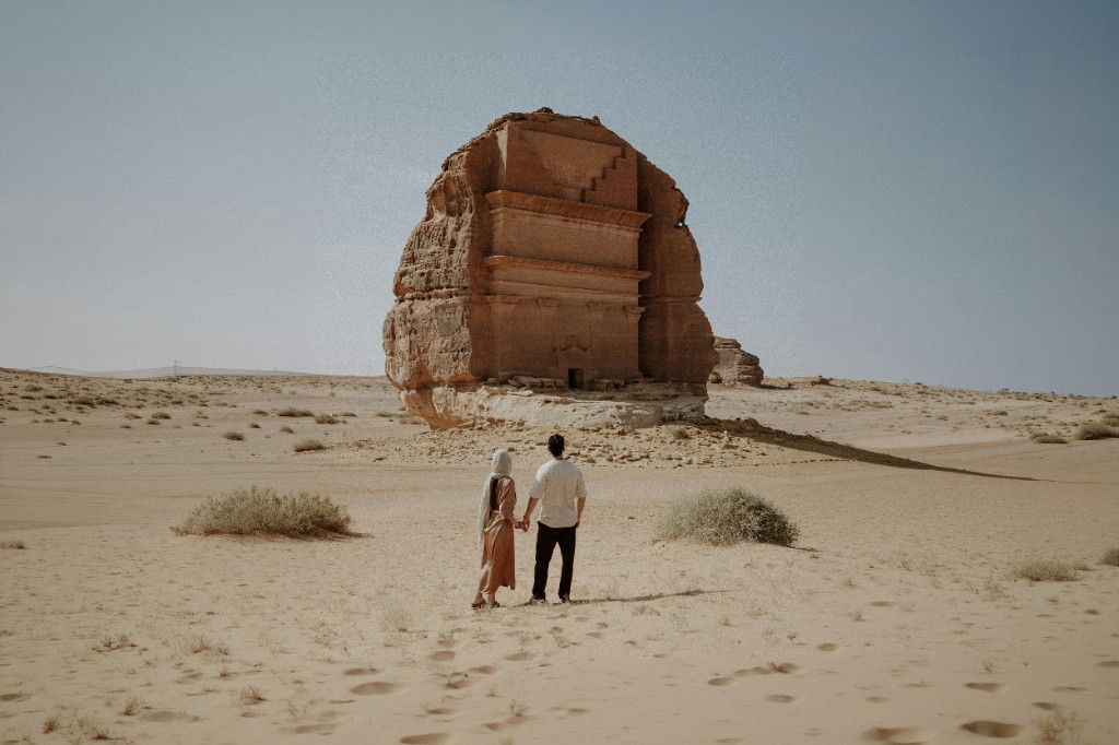 Couple visiting Hegra
